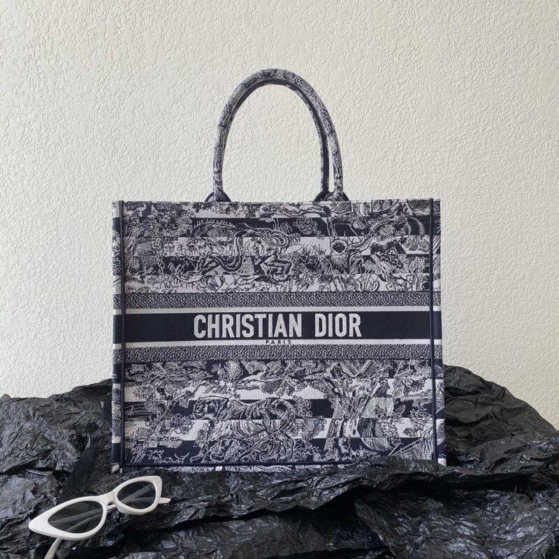 1704717564.1063YjMAKwshPZDIOR BOOK TOTE M1286.jpg
