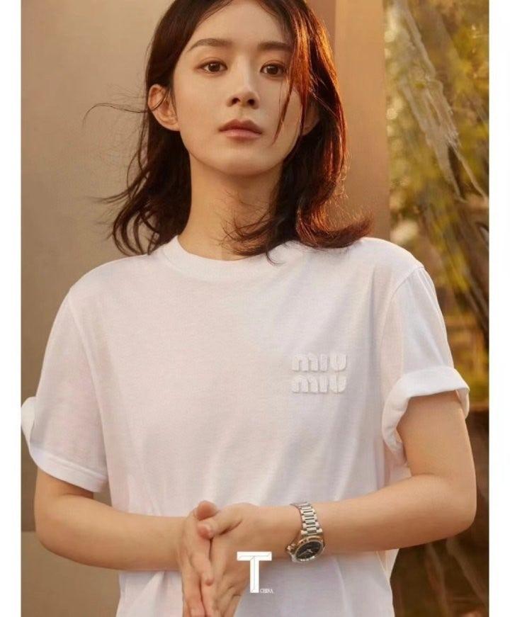 미우미우 25ss 로고자수 티셔츠 2컬러 (국내배송)